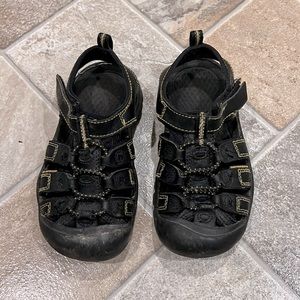 Keens black waterproof sandals